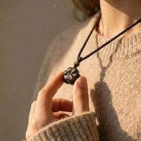 "Link Eternal" Pfotenanhänger aus goldenem Obsidian 2