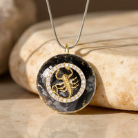 Pendentif en orgonite "Signe astrologique" en éclats de pierre 1