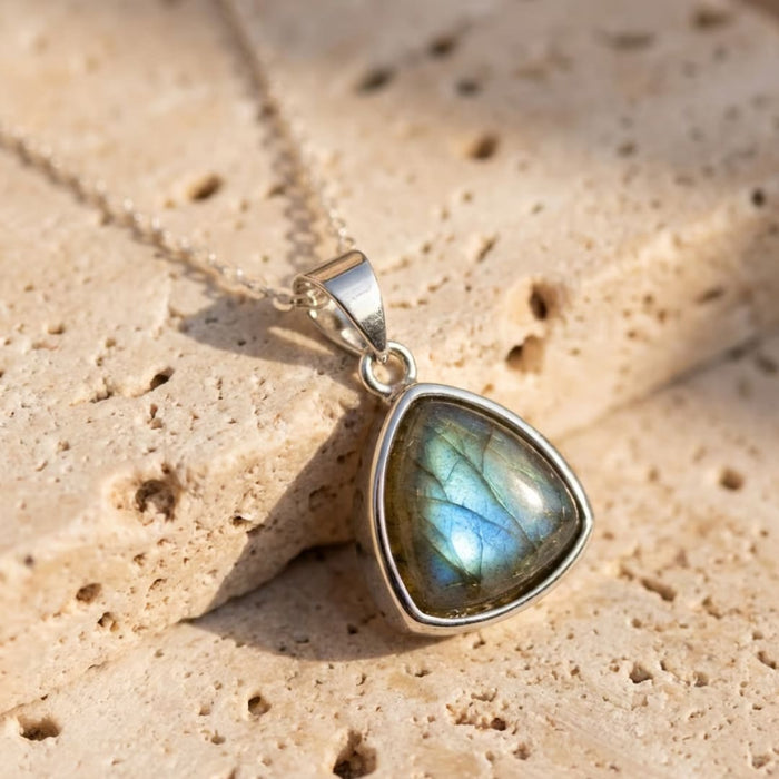 "Symbolischer Schutz der Aura" Anhänger in Labradorit & Silber