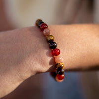 Bracelet « Chance et Joie » en œil de tigre, pierre de soleil, cornaline et grenat 2