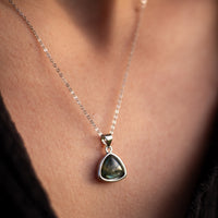 "Symbolischer Schutz der Aura" Anhänger in Labradorit & Silber 2