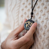 Pendentif Orgonite Œil d'Horus en éclats de pierre 2