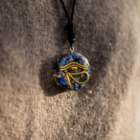 Pendentif Orgonite Œil d'Horus en éclats de pierre 4